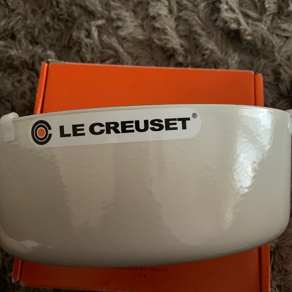 New Le Creuset oval meringue Dutch oven 4.5qt - Picture 2 of 7